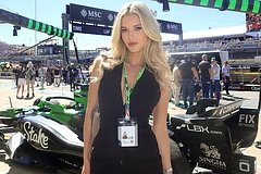 &laquo;Самая сексуальная автогонщица в мире&raquo; показала фото в платье с откровенным вырезом