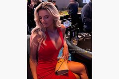 &laquo;Самая сексуальная автогонщица в мире&raquo; снялась в платье с откровенным вырезом без белья