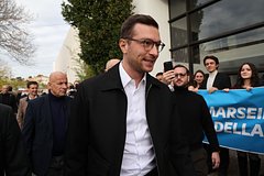 Главе французской партии разбили об голову яйцо