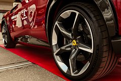 Папа Римский получил подарок от &laquo;Феррари&raquo;