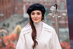 Звезда турецкого сериала «Постучись в мою дверь» прилетела в Россию