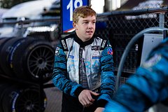 Американский автогонщик сломал ключицу во время празднования победы