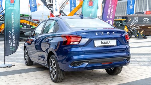 АвтоВАЗ рассказал, чем Lada Iskra отличается от Vesta: выделены три оригинальных решения