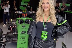 &laquo;Самая сексуальная автогонщица в мире&raquo; показала фигуру в кожаных коротких шортах