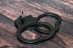 Упавшего с пятиметровой высоты строителя арестовали за мат в метро