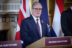 Поведение премьера Британии сравнили с игрой «ударь крота»