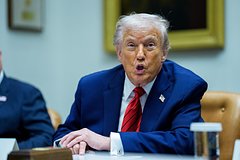 Губернатор Калифорнии опубликовал видео с Трампом и Хегсетом в наручниках