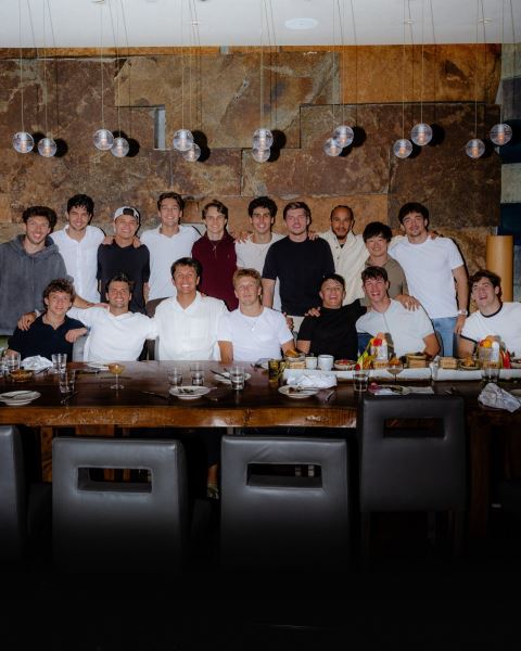 Гонщики Формулы 1 собрались на совместный ужин. Хэмилтон оплатил счёт