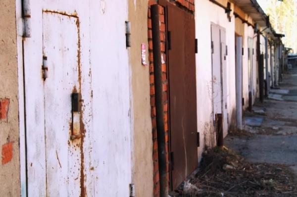 Двое мужчин и школьница. Подробности о трех смертях в гараже в Ленобласти